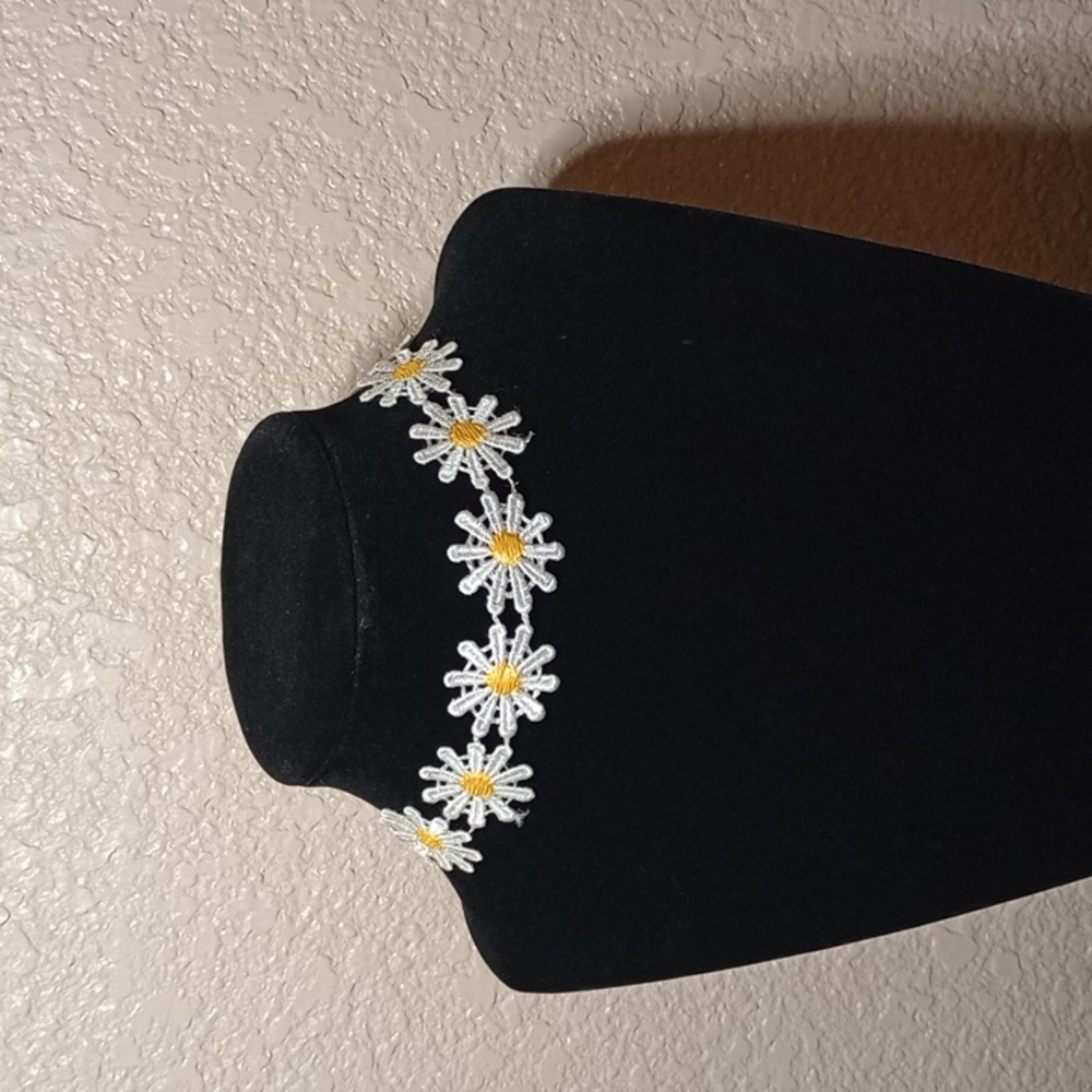 DAISY CHOKER NECKLACE - Picture 2 of 3